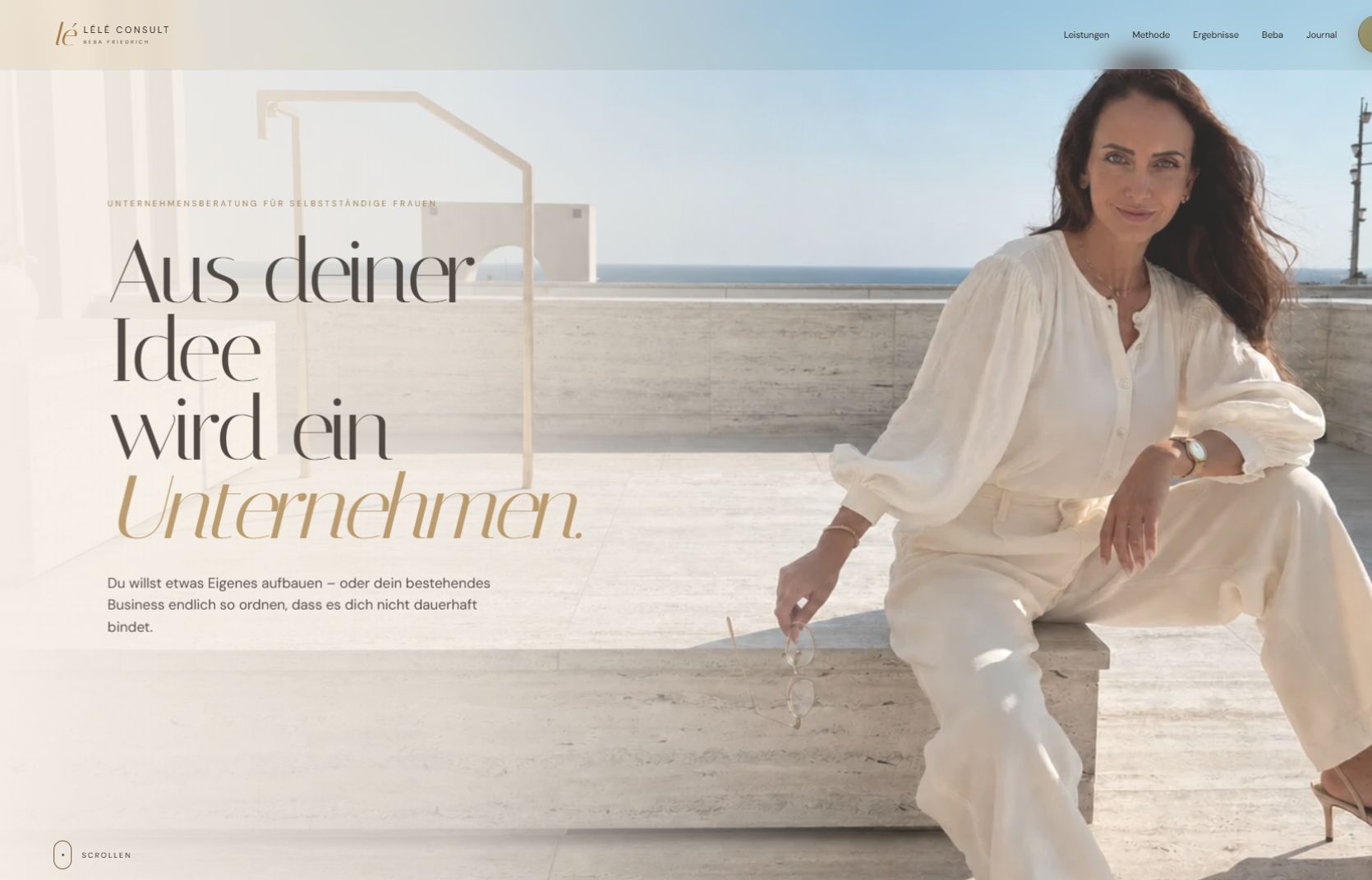 Originale LÉLÉ-Homepage: Beba Friedrich auf einer mediterranen Terrasse mit der Überschrift Aus deiner Idee wird ein Unternehmen