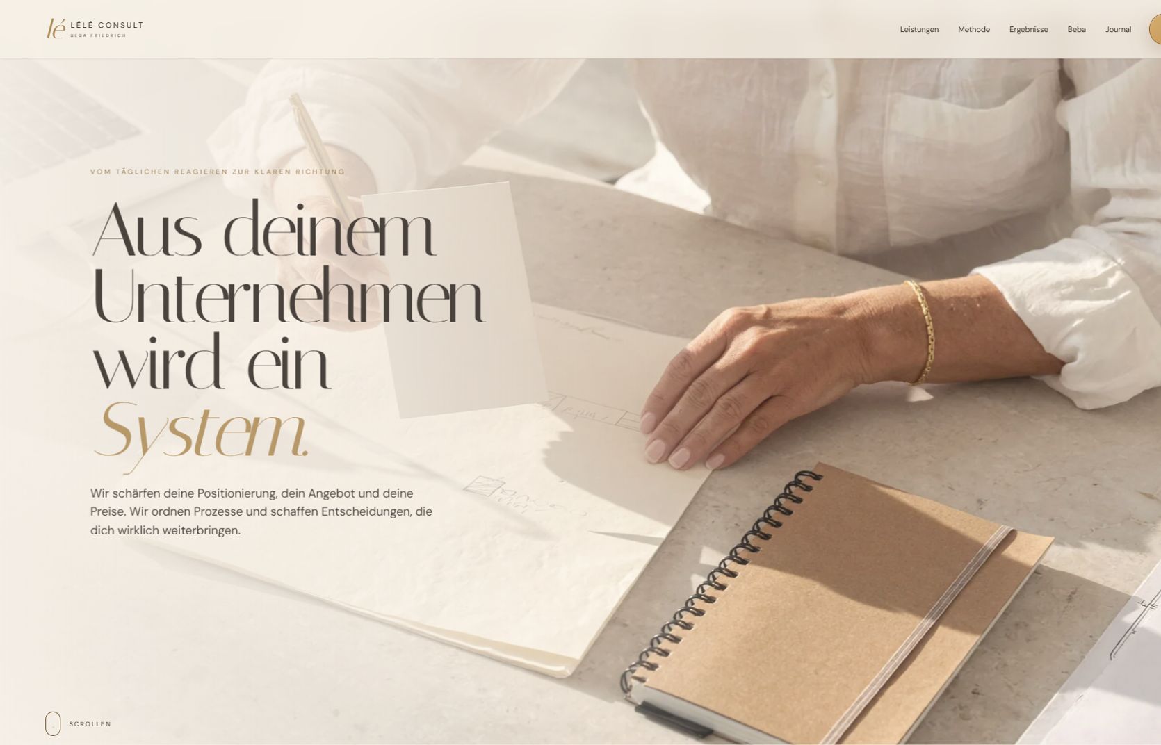 Originale LÉLÉ-Homepage: strategische Arbeit am Tisch mit der Überschrift Aus deinem Unternehmen wird ein System