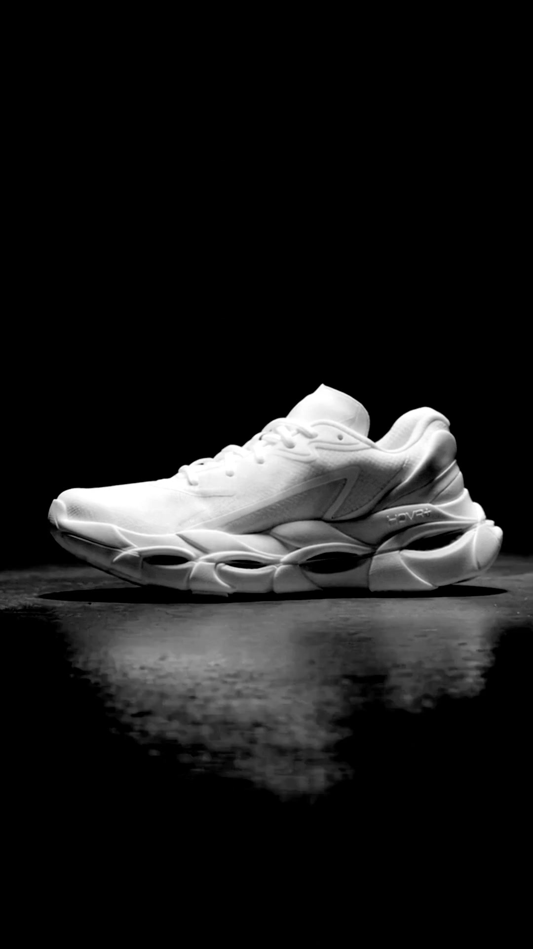Weißer Performance-Sneaker auf schwarzem Grund